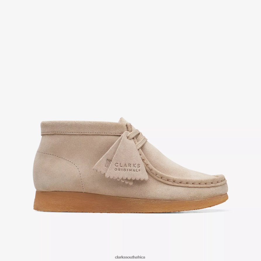 2Z8V2H992 Wallabee Boot Older Clarks Sand