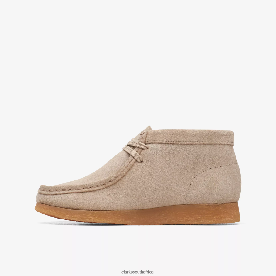 2Z8V2H992 Wallabee Boot Older Clarks Sand