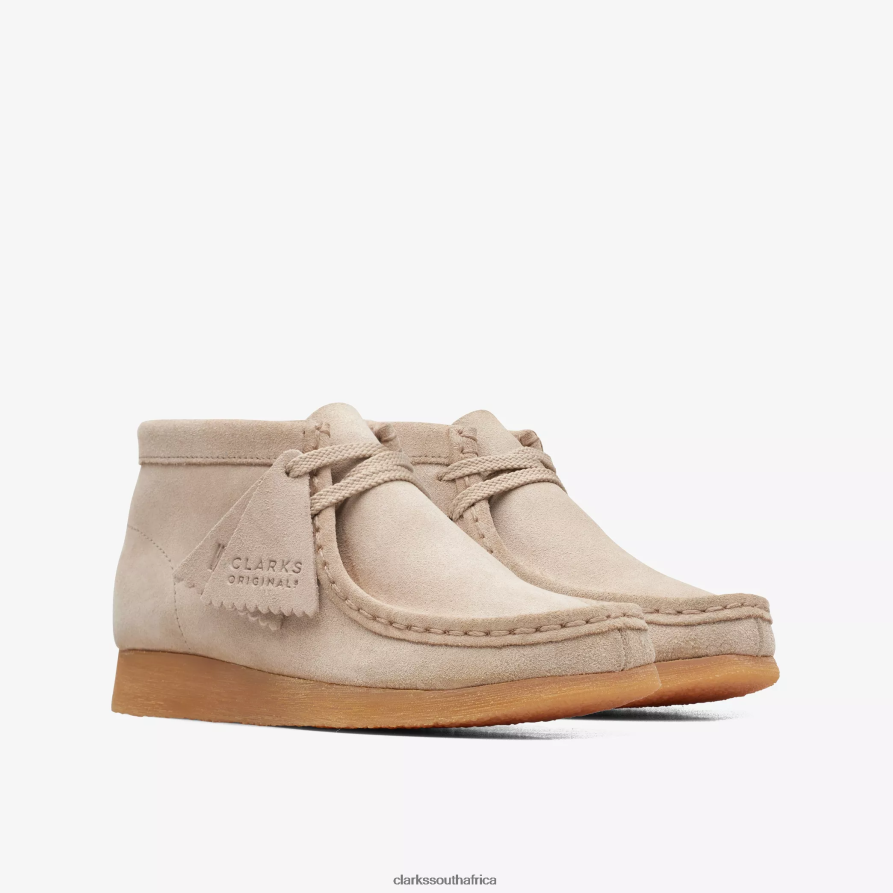 2Z8V2H992 Wallabee Boot Older Clarks Sand