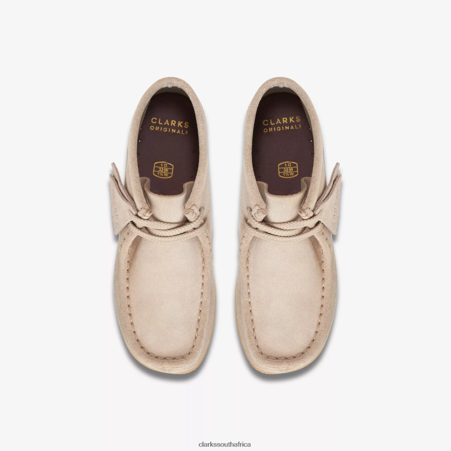 2Z8V2H992 Wallabee Boot Older Clarks Sand